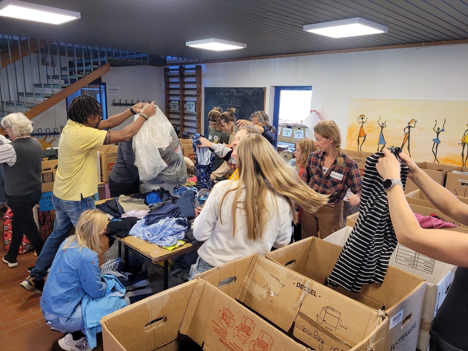 Frivillige i fuld gang med at sortere tøj i Multihuset
